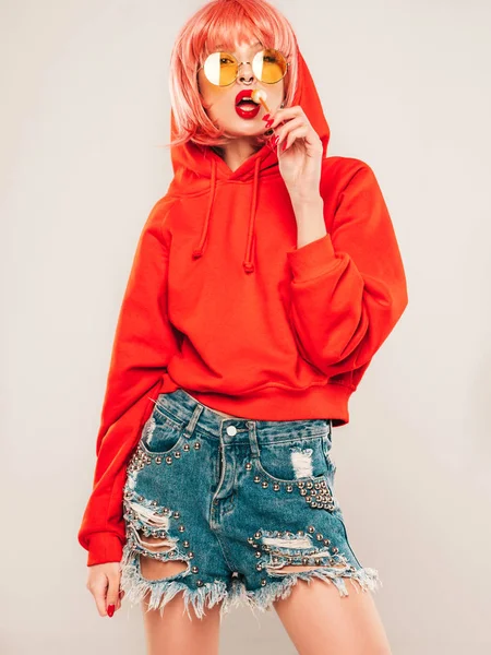 Ung Vacker Hipster Bad Girl Trendig Röd Sommar Röd Hoodie — Stockfoto