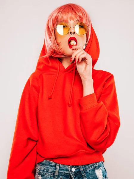 Ung Vacker Hipster Bad Girl Trendig Röd Sommar Röd Hoodie — Stockfoto
