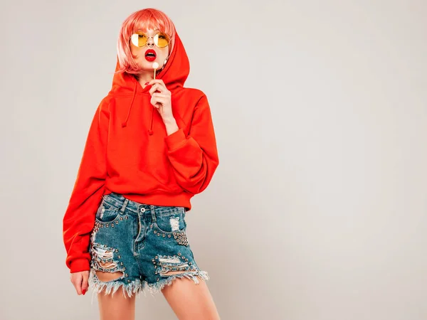 Joven Hermosa Chica Mala Hipster Moda Rojo Verano Sudadera Con —  Fotos de Stock