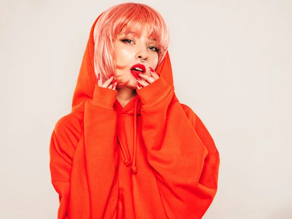 Młoda Piękna Hipster Zła Dziewczyna Modnej Czerwonej Letniej Bluzie Kolczyk — Zdjęcie stockowe