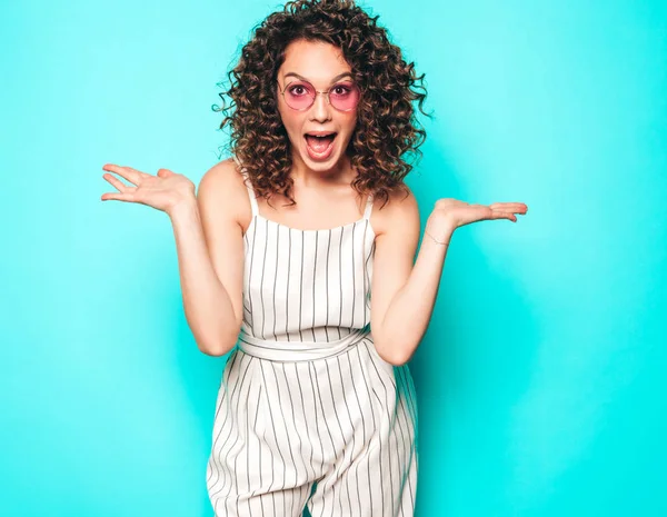 Retrato Hermosa Modelo Sonriente Con Afro Rizos Peinado Vestido Con — Foto de Stock