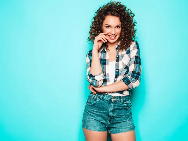 Retrato Hermosa Modelo Sonriente Con Afro Rizos Peinado Vestido Con — Foto de Stock