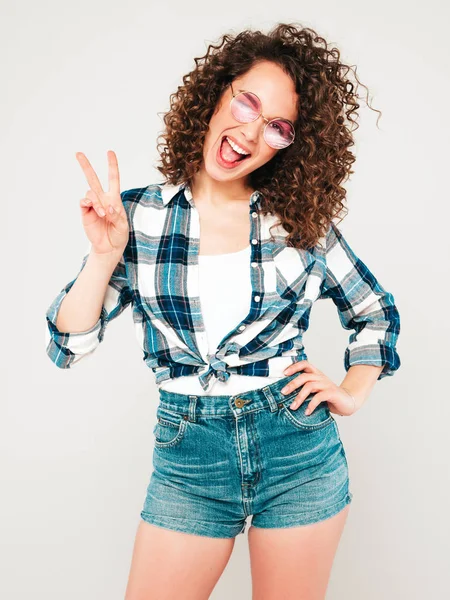 Retrato Hermosa Modelo Sonriente Con Afro Rizos Peinado Vestido Con — Foto de Stock