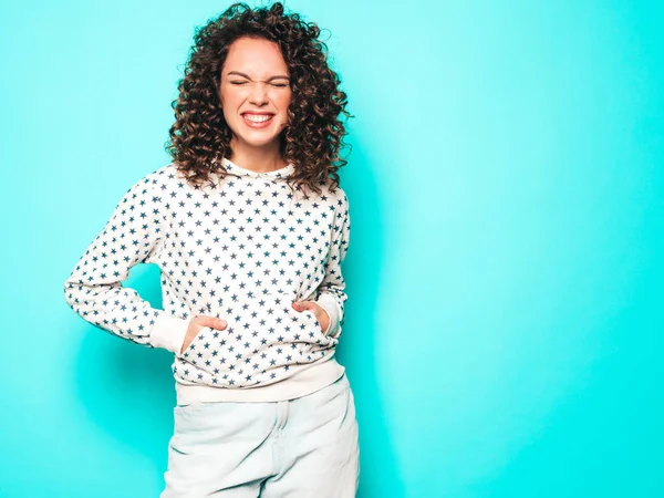 Retrato Belo Modelo Sorridente Com Afro Cachos Penteado Vestido Com — Fotografia de Stock