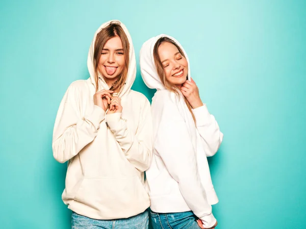 Duas Jovens Lindas Meninas Hipster Sorrindo Louro Moda Roupas Verão — Fotografia de Stock