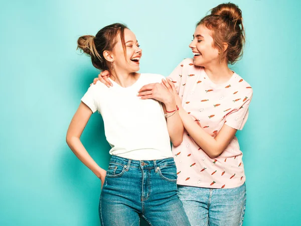 Två Unga Vackra Blonda Leende Hipster Flickor Trendiga Sommar Hipster — Stockfoto