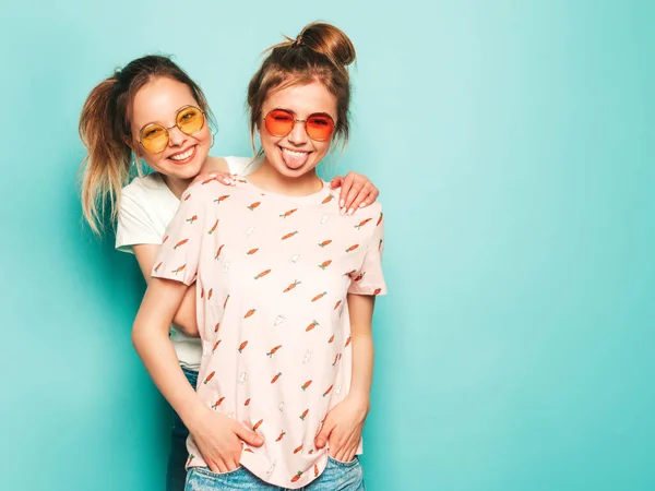 Dos Jóvenes Hermosas Rubias Chicas Hipster Sonrientes Ropa Vaqueros Hipster —  Fotos de Stock