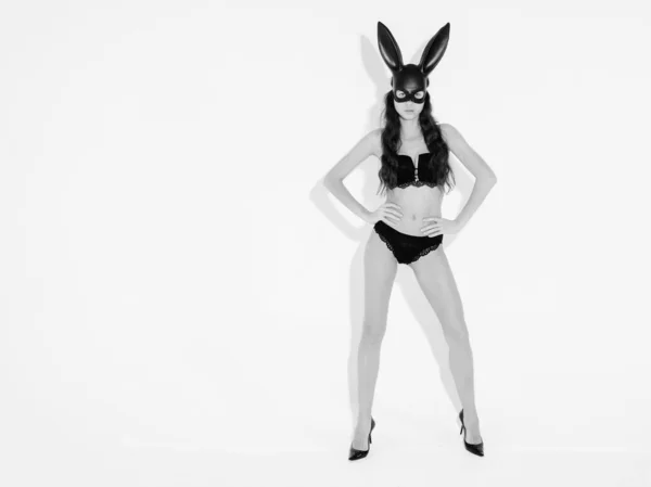 Красива Сексуальна Жінка Великими Грудьми Карнавальній Чорній Масці Великоднього Кролика — стокове фото