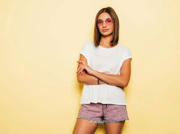 동그란 선글라스를 티셔츠와 청바지 바지를 아름다운 있습니다 긍정적 여성은 감정을 — 스톡 사진