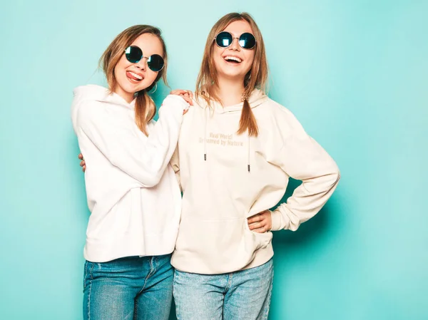 Dvě Mladé Krásné Blond Usměvavé Hipsterky Módních Letních Mikinách Sexy — Stock fotografie