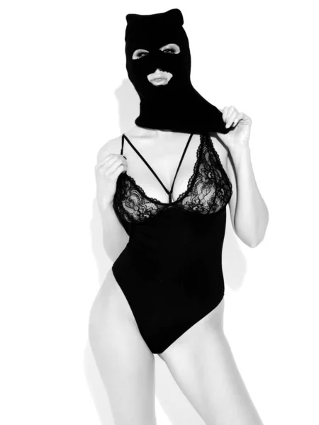巨乳を持つ若い美しいセクシーな女性の肖像 バンディットバラクラバマスクを身に着けている黒水着水着のモデル 素敵なランジェリーで魅惑的な女性 — ストック写真
