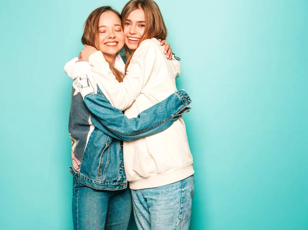 Zwei Junge Schöne Brünette Lächelnde Hipster Mädchen Trendigem Sommer Kapuzenpulli — Stockfoto