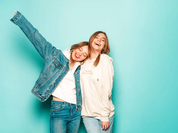 Due Giovani Belle Brune Sorridenti Ragazze Hipster Con Cappuccio Estivo — Foto Stock