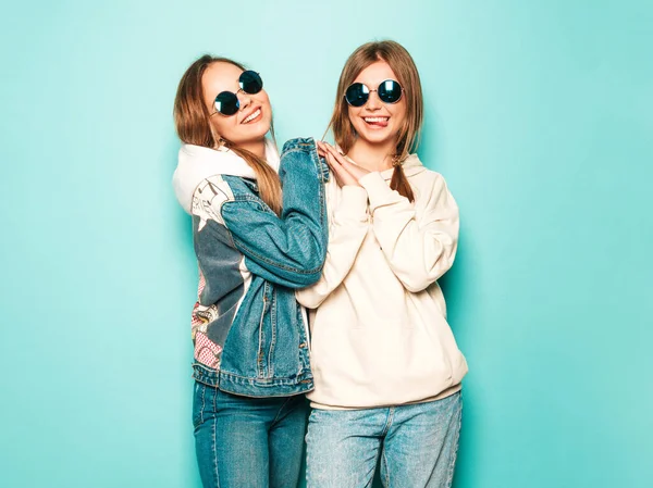 Twee Jonge Mooie Brunette Lachende Hipster Meisjes Trendy Zomerse Hoodie — Stockfoto