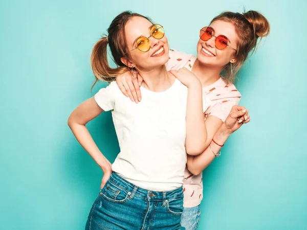 Duas Jovens Lindas Meninas Hipster Sorridentes Loiras Roupas Jeans Hipster — Fotografia de Stock