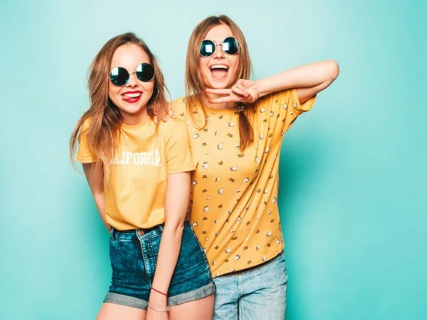 Δύο Νεαρά Όμορφα Χαμογελαστά Χίπστερ Κορίτσια Μοντέρνα Καλοκαιρινά Κίτρινα Μπλουζάκια — Φωτογραφία Αρχείου