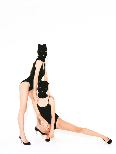 Twee Mooie Sexy Vrouwen Zwart Badpak Modellen Dragen Bandiet Bivakmuts — Stockfoto