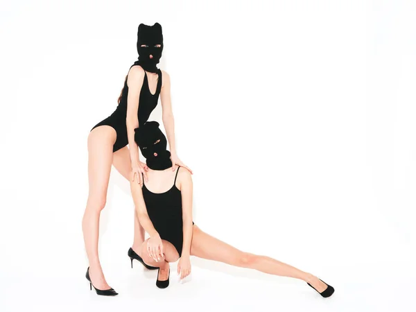 Két Gyönyörű Szexi Fekete Fürdőruhában Modellek Viselő Bandita Maszkot Dögös — Stock Fotó