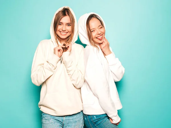 Две Молодые Красивые Блондинки Улыбающиеся Хипстеры Модной Летней Одежде Капюшоном — стоковое фото