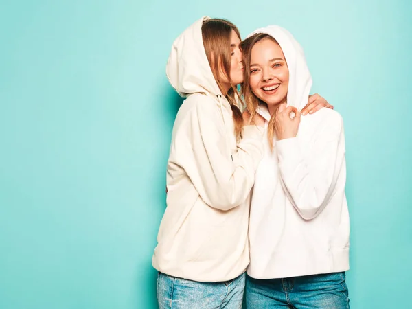 Dvě Mladé Krásné Blond Usměvavé Hipsterky Módních Letních Mikinách Sexy — Stock fotografie