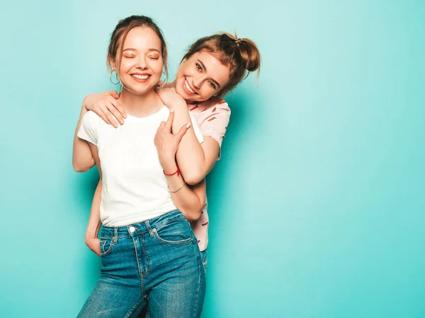 Due Giovani Belle Bionde Sorridenti Ragazze Hipster Abiti Alla Moda — Foto Stock