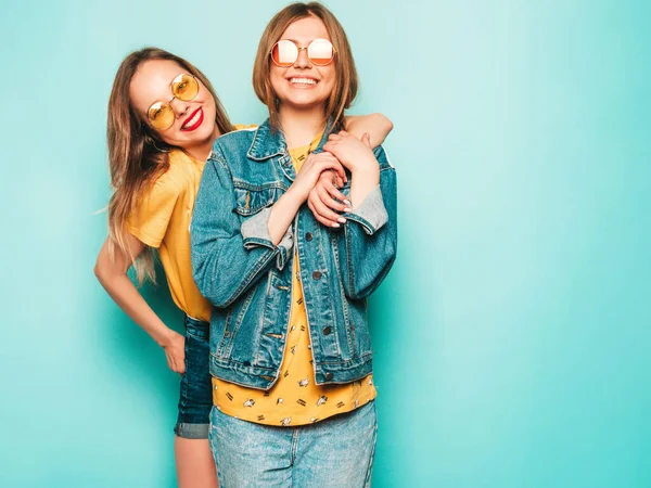 Två Unga Vackra Leende Hipster Tjejer Trendiga Sommar Gula Shirts — Stockfoto