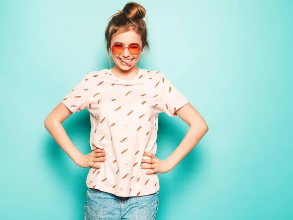 Ung Vacker Kvinna Tittar Kameran Trendig Tjej Avslappnade Sommar Shirt — Stockfoto