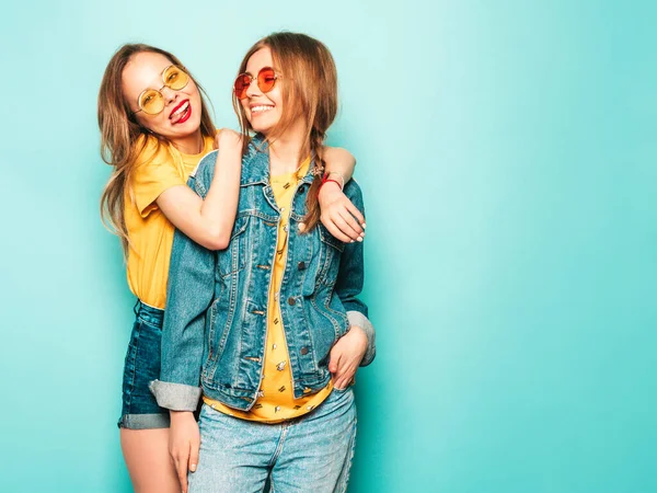 Dvě Mladé Krásné Usměvavé Hipsterky Trendy Letních Žlutých Tričkách Džínové — Stock fotografie