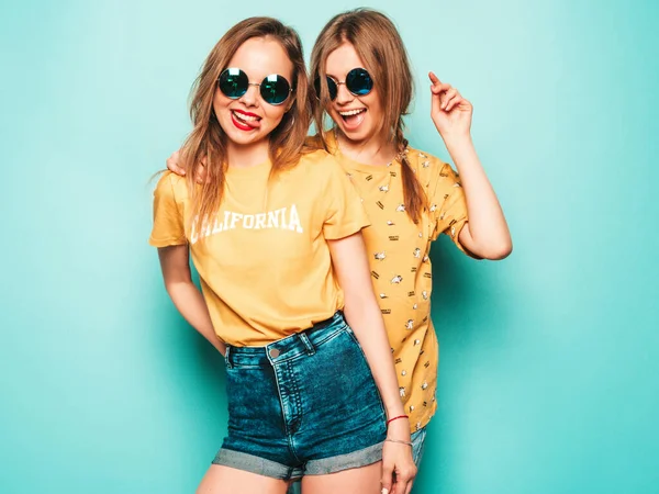 Dvě Mladé Krásné Usmívající Hipsterky Módních Letních Žlutých Tričkách Sexy — Stock fotografie