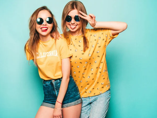 Duas Jovens Bonitas Meninas Hipster Sorridentes Moda Verão Camisetas Amarelas — Fotografia de Stock