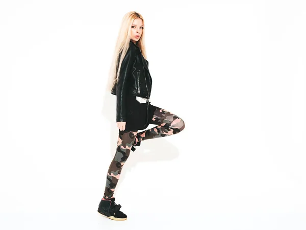 Junge Schöne Hipster Mädchen Schwarzer Lederjacke Und Stilvolle Enge Militärhosen — Stockfoto