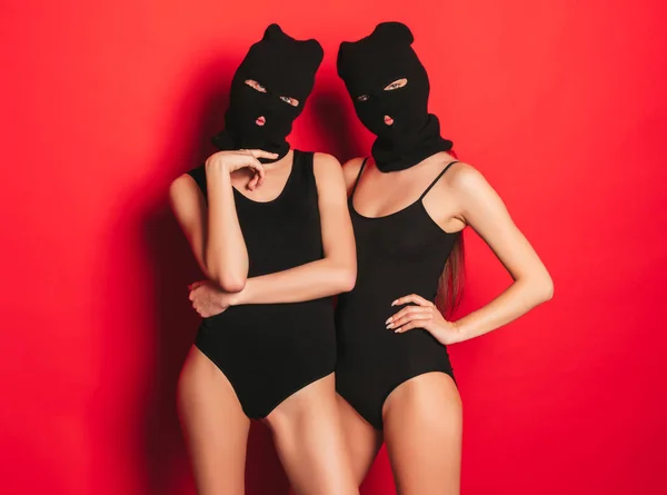 Dwie Piękne Seksowne Kobiety Czarnych Strojach Kąpielowych Modelki Noszące Bandytę — Zdjęcie stockowe