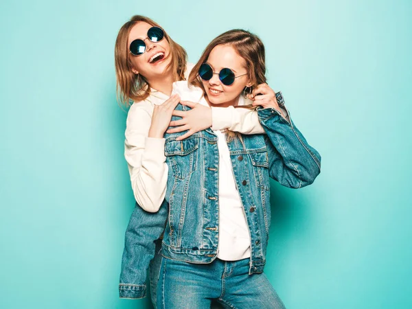 Two Young Beautiful Brunette Smiling Hipster Girls Trendy Summer Hoodie — Stock Photo, Image