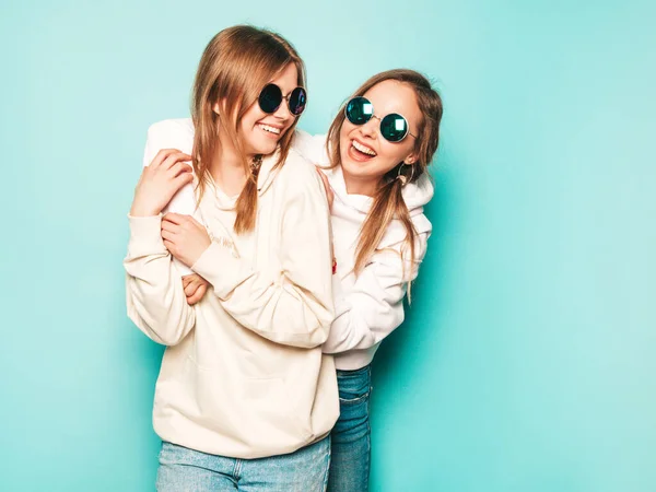 Dos Jóvenes Hermosas Chicas Hipster Rubias Sonrientes Con Sudadera Con —  Fotos de Stock