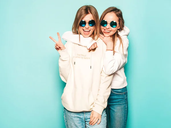 Duas Jovens Lindas Meninas Hipster Sorrindo Louro Moda Roupas Verão — Fotografia de Stock