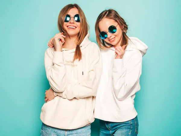 Twee Jonge Mooie Blonde Lachende Hippe Meisjes Trendy Zomerse Hoodie — Stockfoto