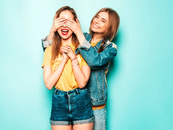 Zwei Junge Schöne Lächelnde Hipstermädchen Trendigen Sommergelben Shirts Und Jeansjacken — Stockfoto