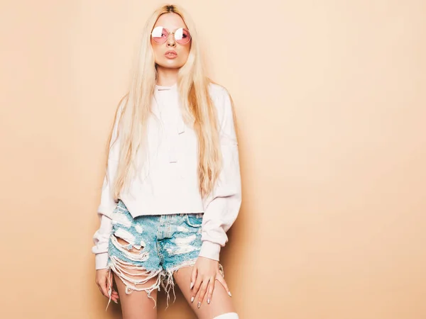 Porträt Einer Jungen Schönen Lächelnden Hipster Mädchen Trendigen Sommer Jeans — Stockfoto