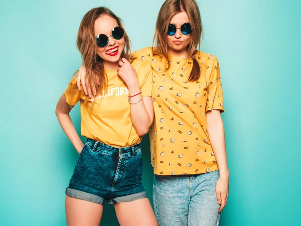 Zwei Junge Schöne Lächelnde Hipster Mädchen Trendigen Sommergelben Shirts Sexy — Stockfoto