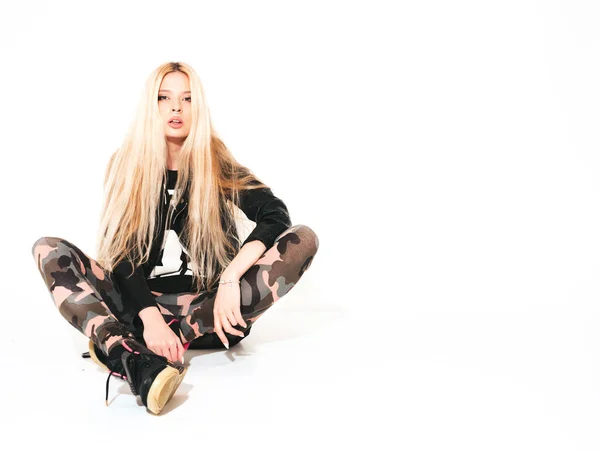 Ung Vacker Hipster Bad Girl Svart Läder Jacka Och Elegant — Stockfoto