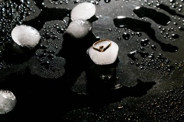 halka renk siyah arkaplan ve yumuşak odak ile suya düşer