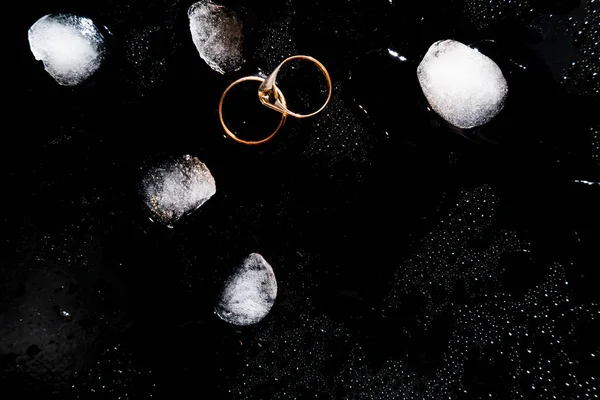 ブラックの背景にダイヤモンドリング — ストック写真