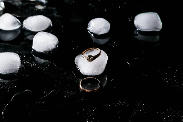 Свадебные Кольца Хромированной Поверхности Капли Воды Отражениями Молний Рекламное Фото — стоковое фото