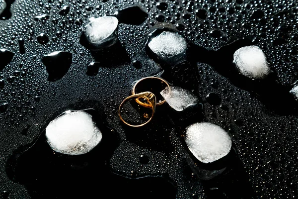 Two Golden Rings Black Background Water Drops Icecubes — Stock Photo, Image