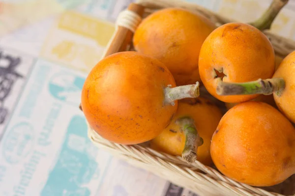 Loquats en el fondo del mostrador de cocina — Foto de Stock