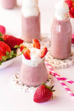 beyaz zemin üzerine nane ile çilek güler yüzlü