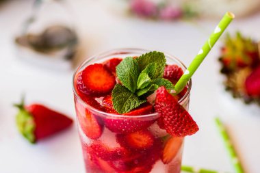 Beyaz zemin üzerine nane ile ev yapımı çilekli limonata