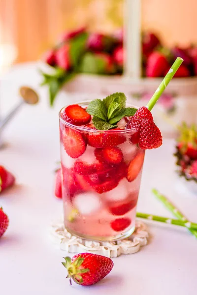 Limonada de morango caseira com hortelã em um fundo branco — Fotografia de Stock