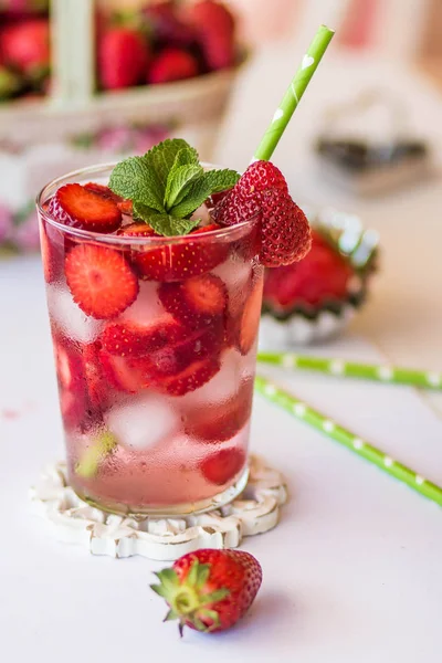 Limonada de fresa casera con menta sobre fondo blanco — Foto de Stock