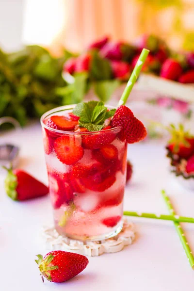 Limonada de fresa casera con menta sobre fondo blanco — Foto de Stock